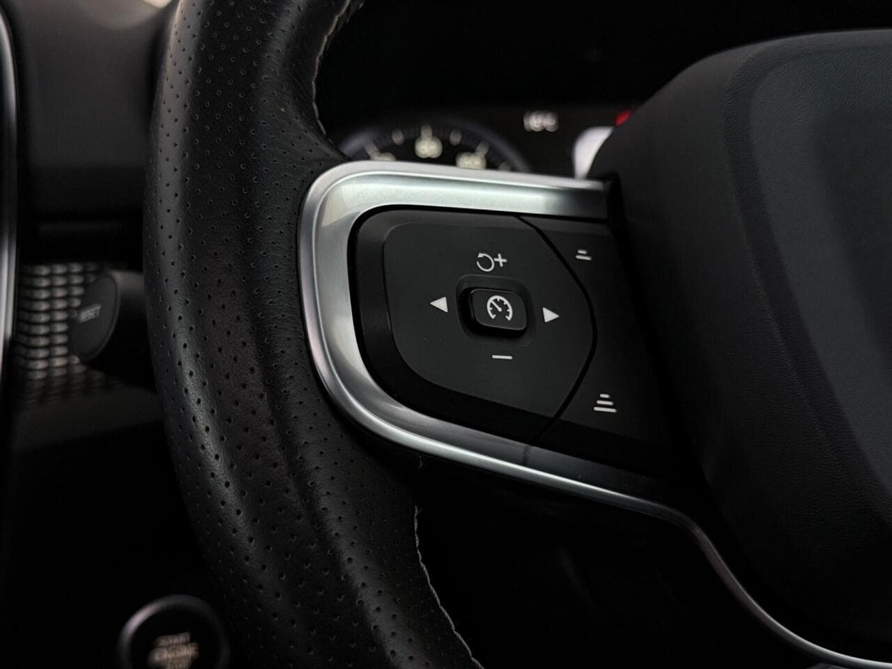 Volvo XC40 thumbnail Misc Controls
