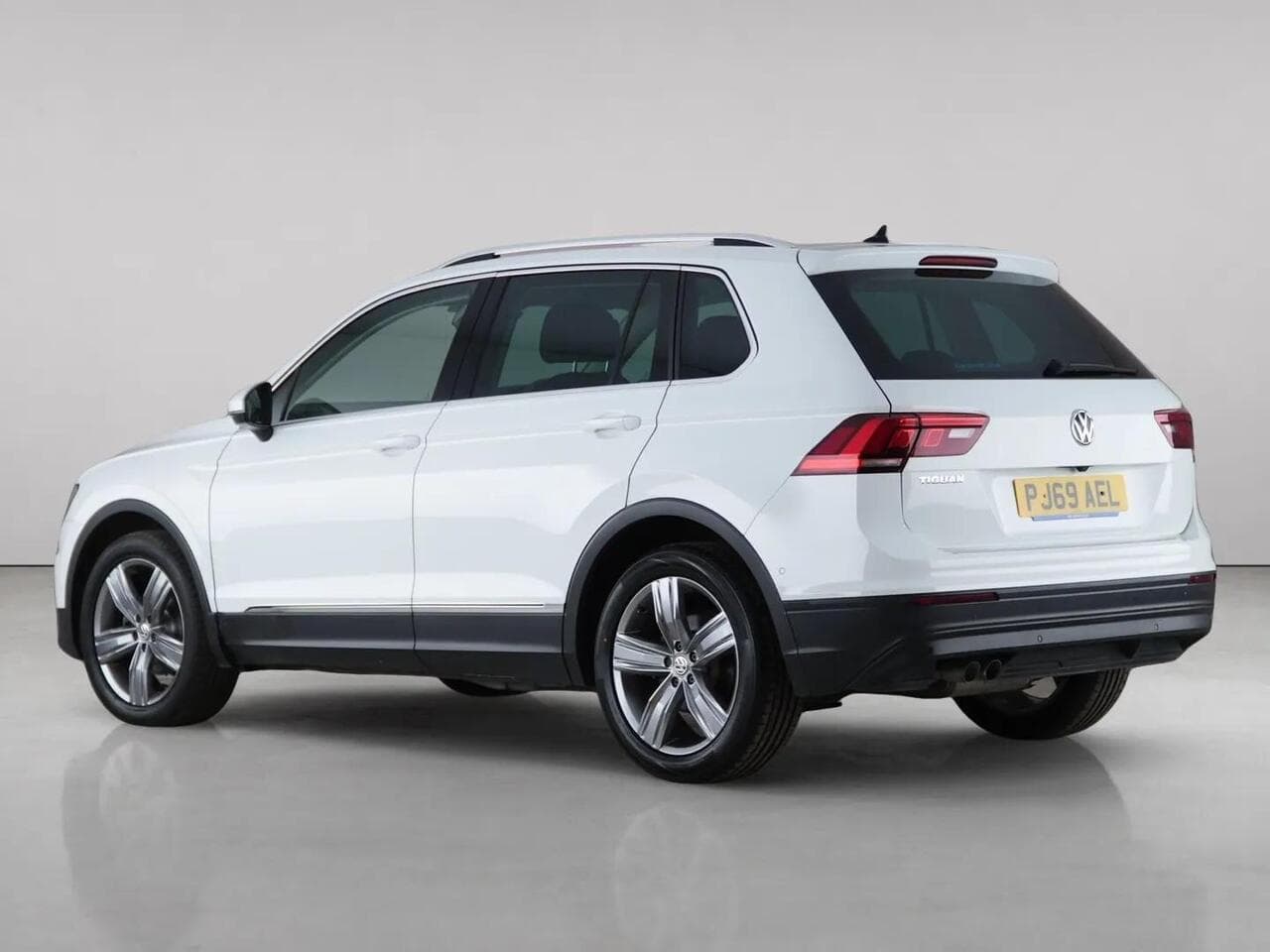Volkswagen Tiguan thumbnail Rear Left