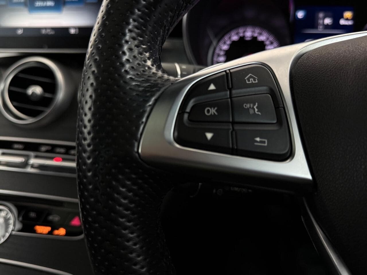 Mercedes-Benz C Class thumbnail Misc Controls