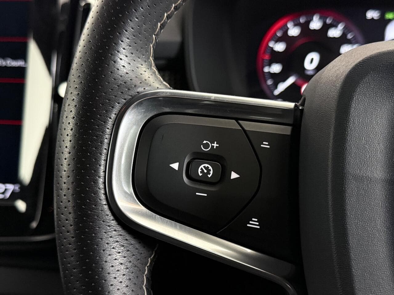 Volvo XC40 thumbnail Misc Controls