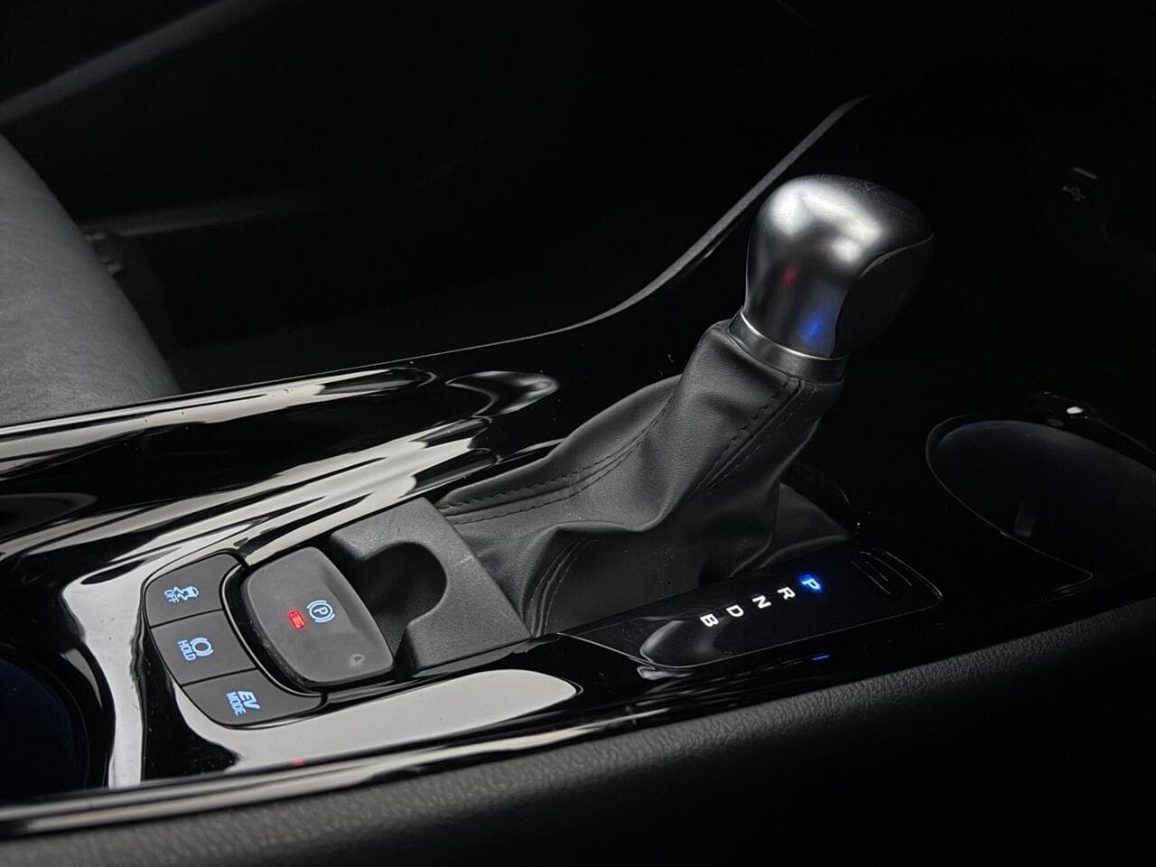 Toyota C-HR thumbnail Interior Front