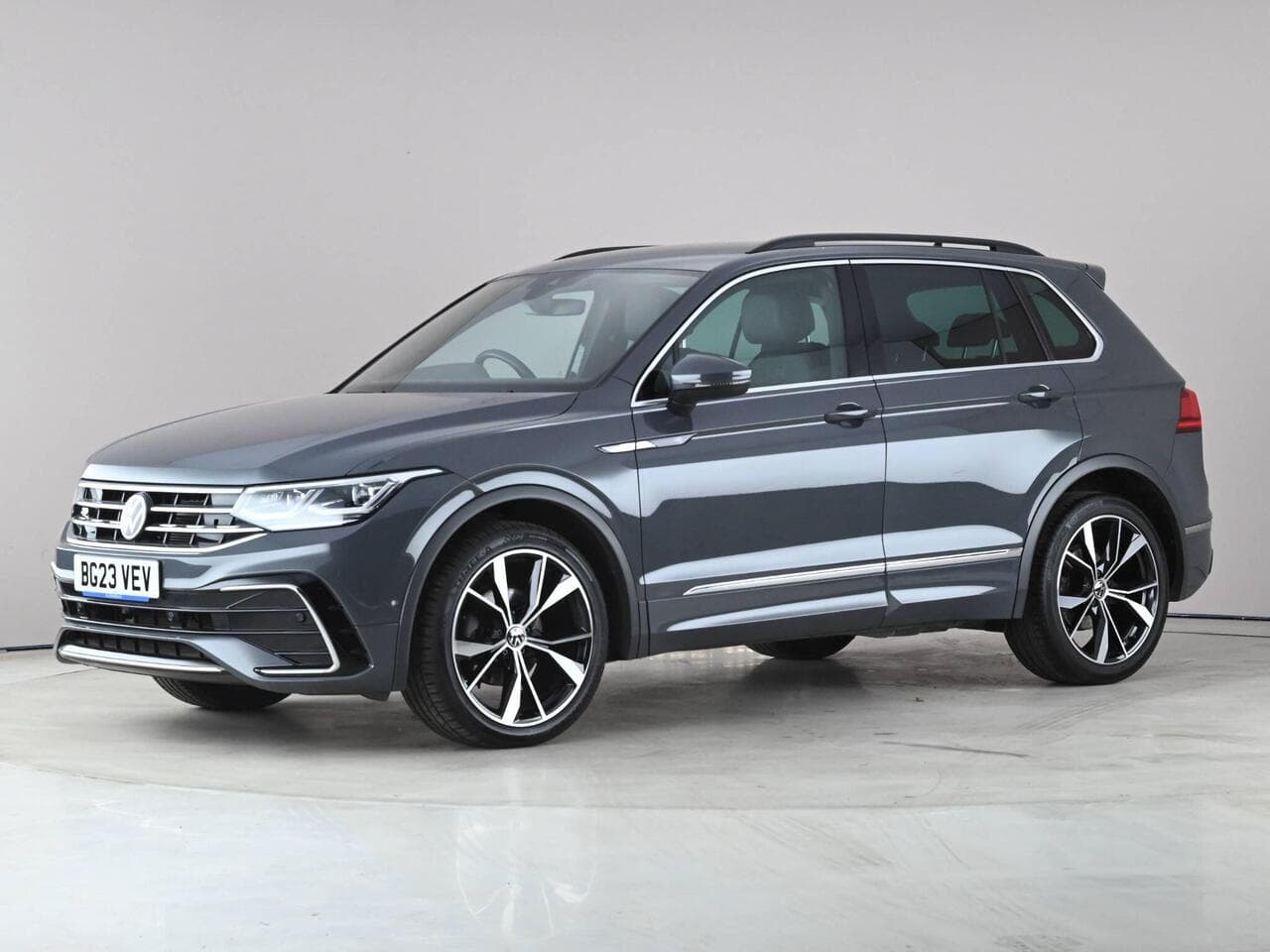 Volkswagen Tiguan thumbnail Front Left