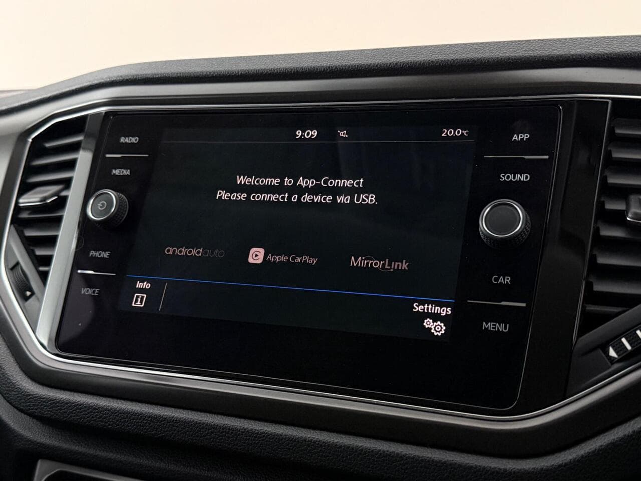 Volkswagen T-Roc thumbnail Infotainment System