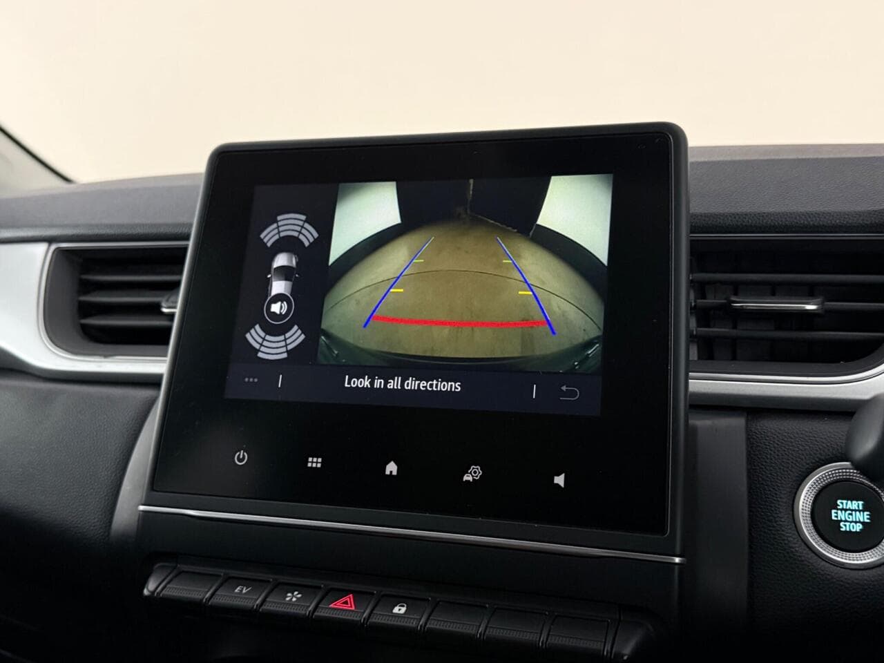 Renault Captur thumbnail Infotainment System