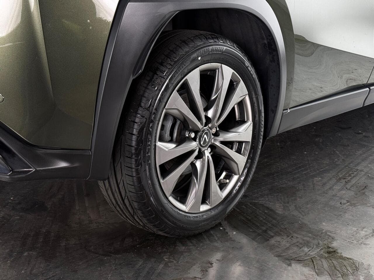 Lexus UX thumbnail Wheel