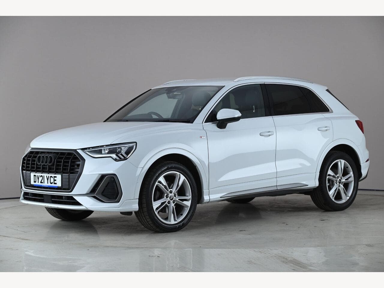 Audi Q3 thumbnail Front Left