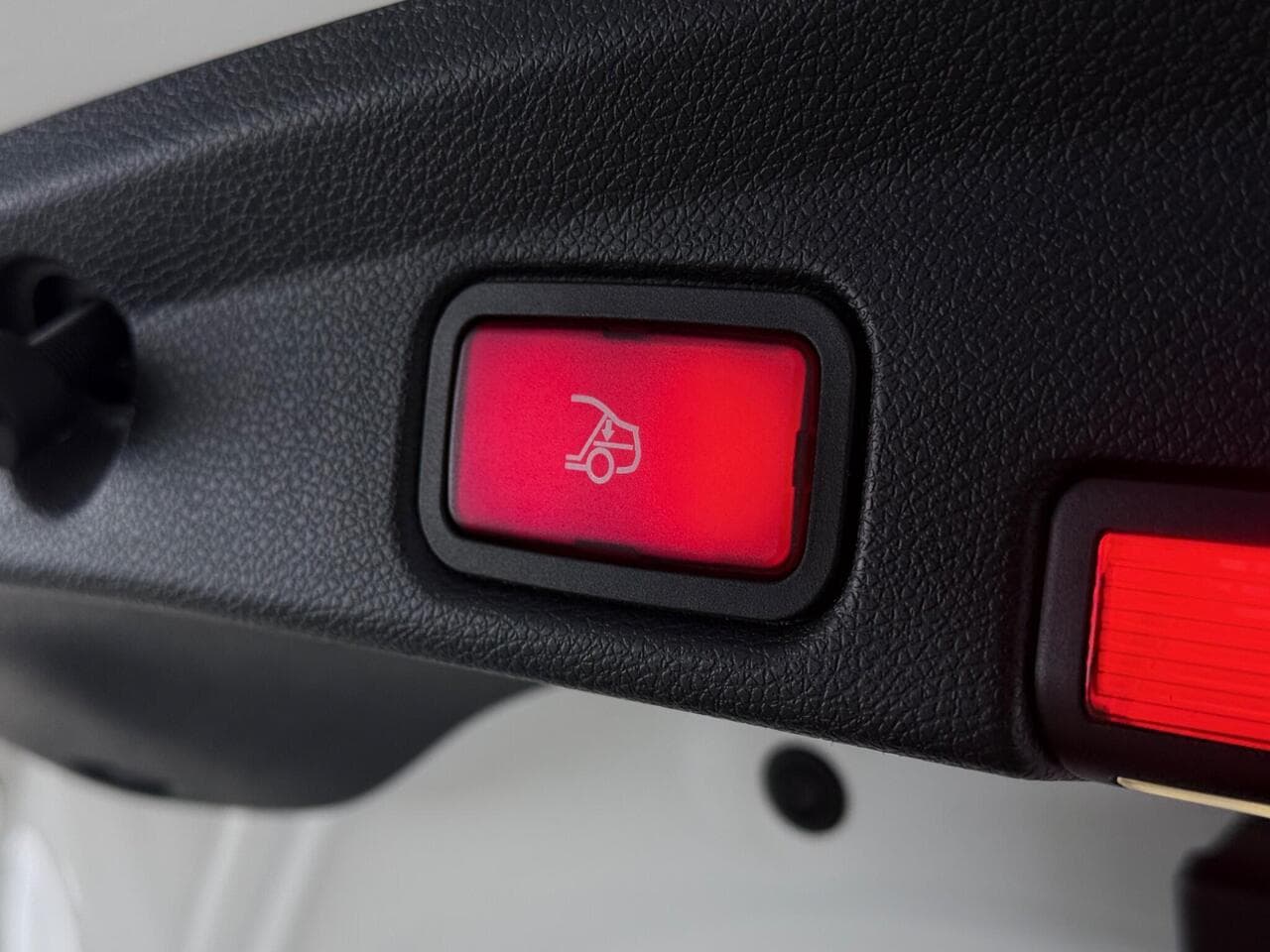 Mercedes-Benz E Class thumbnail Misc Controls
