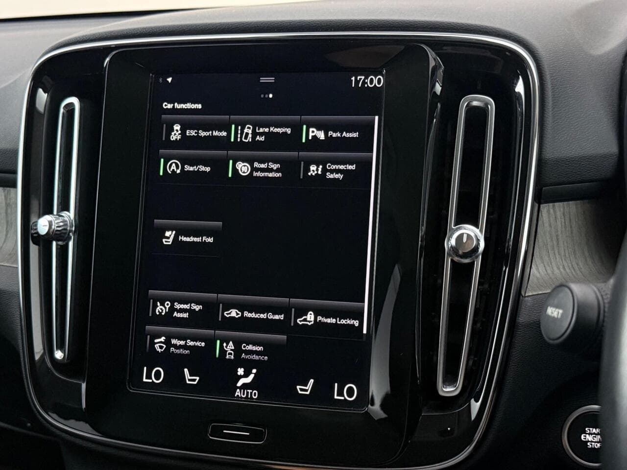 Volvo XC40 thumbnail Infotainment System