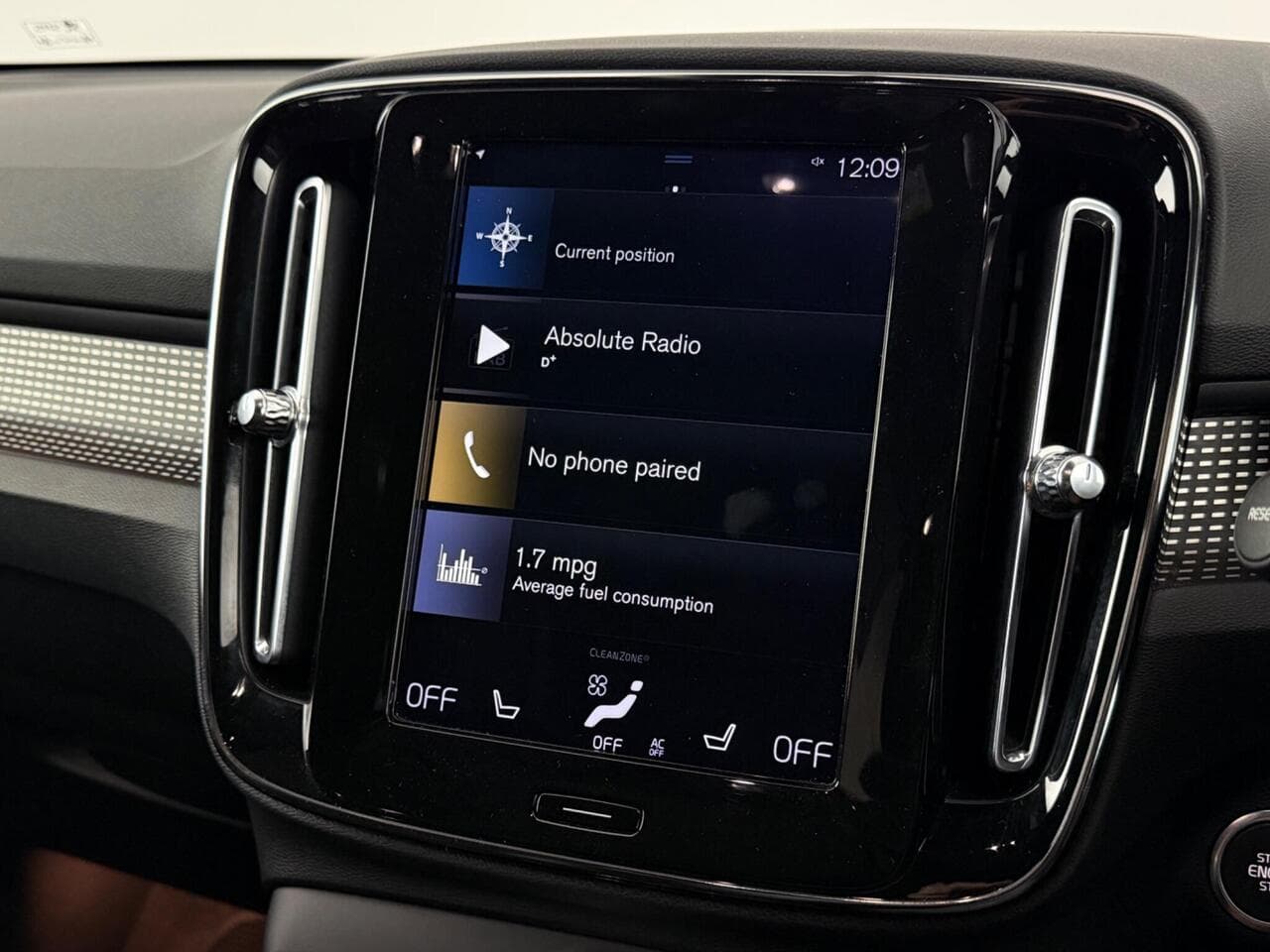 Volvo XC40 thumbnail Infotainment System