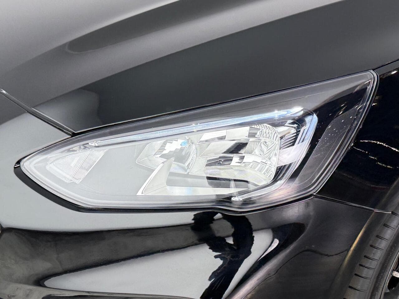 Ford Focus thumbnail Lights Front