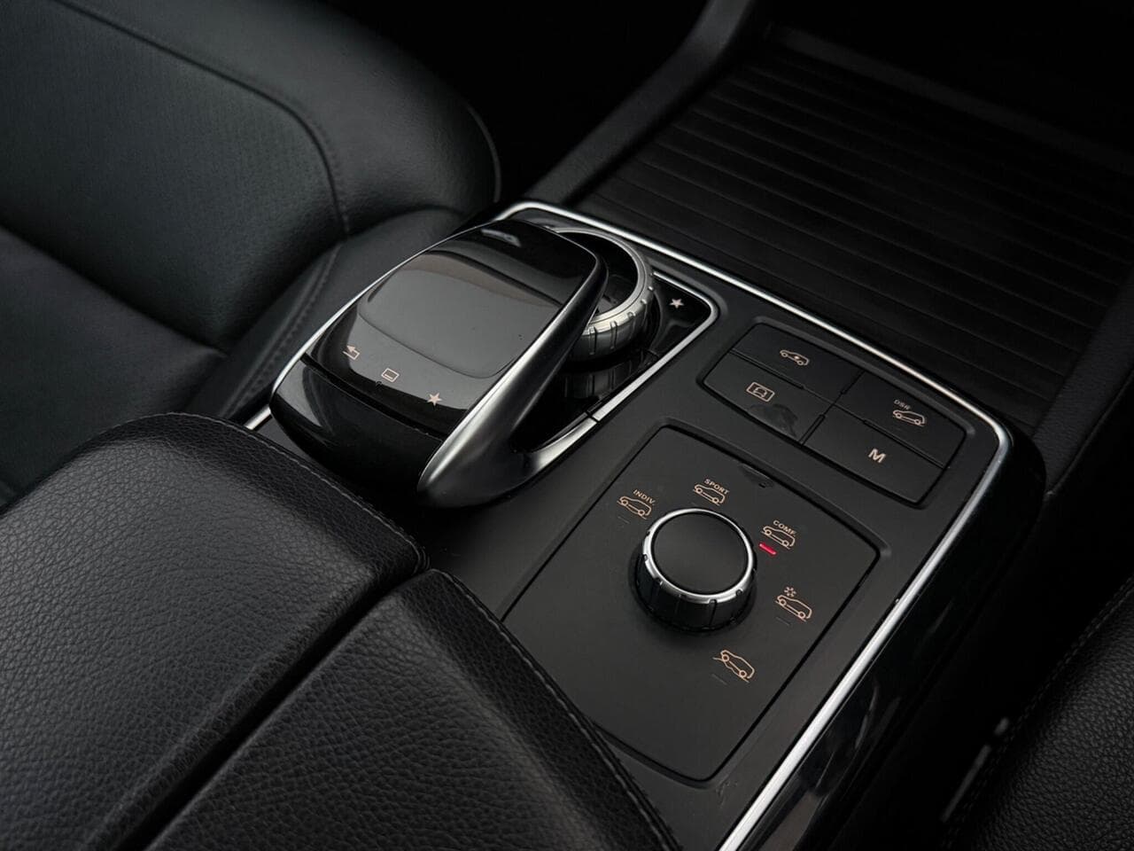 Mercedes-Benz GLE thumbnail Interior Front