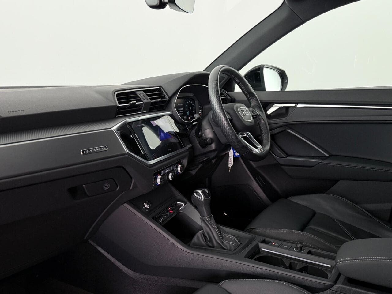 Audi Q3 thumbnail Interior Front