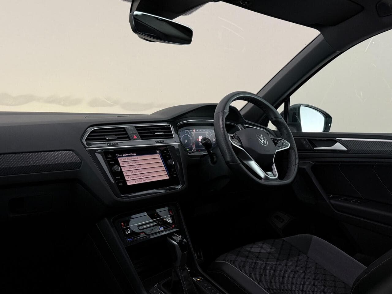 Volkswagen Tiguan thumbnail Interior Front