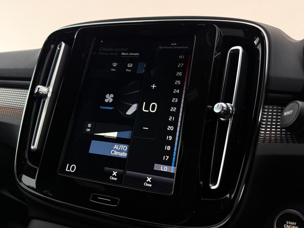 Volvo XC40 thumbnail Infotainment System