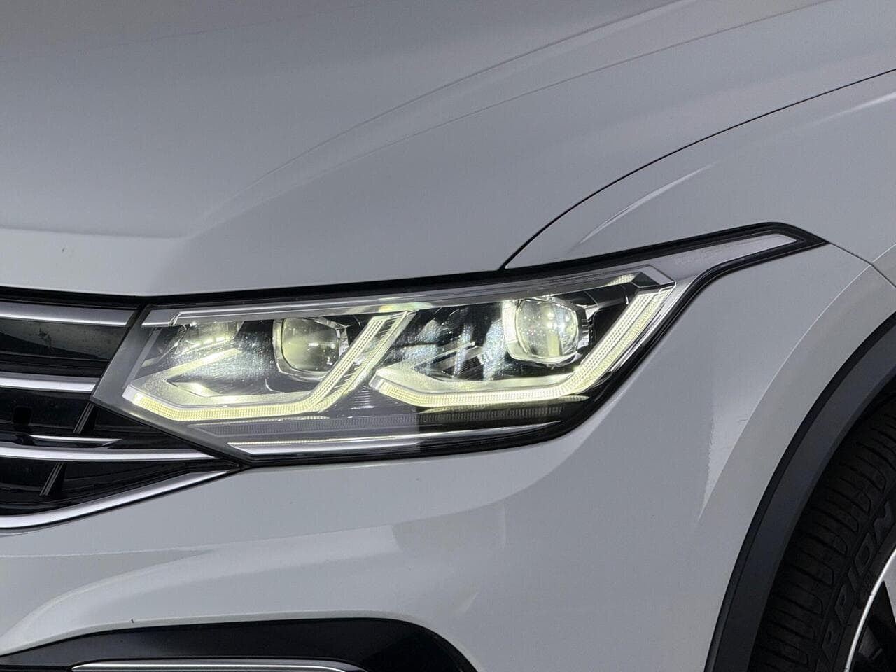 Volkswagen Tiguan thumbnail Lights Front