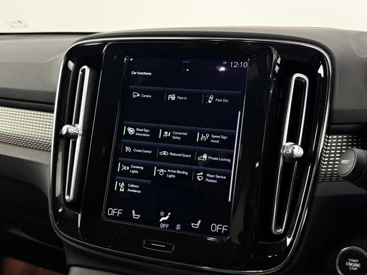 Volvo XC40 thumbnail Infotainment System