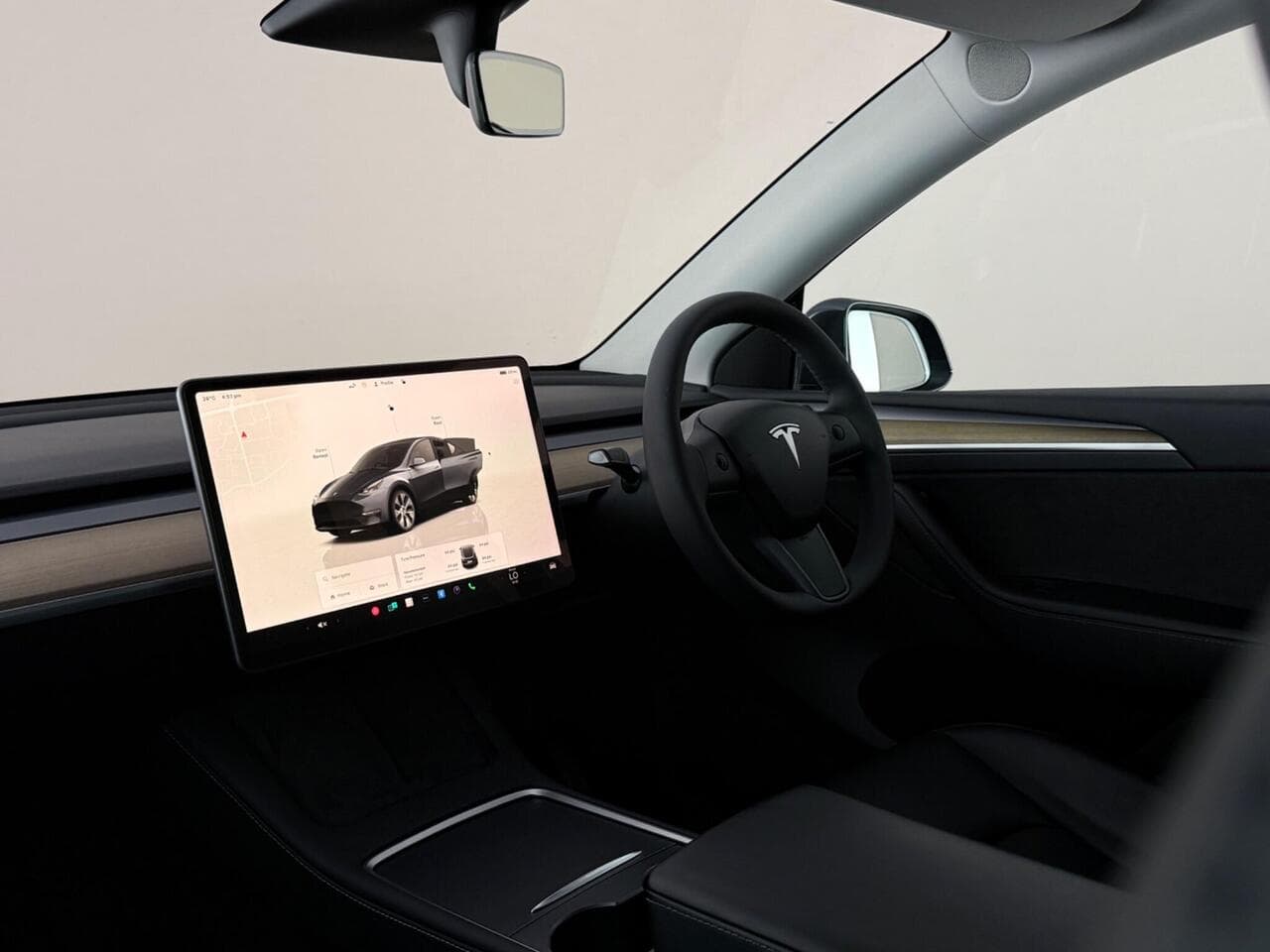 Tesla Model Y thumbnail Interior Front
