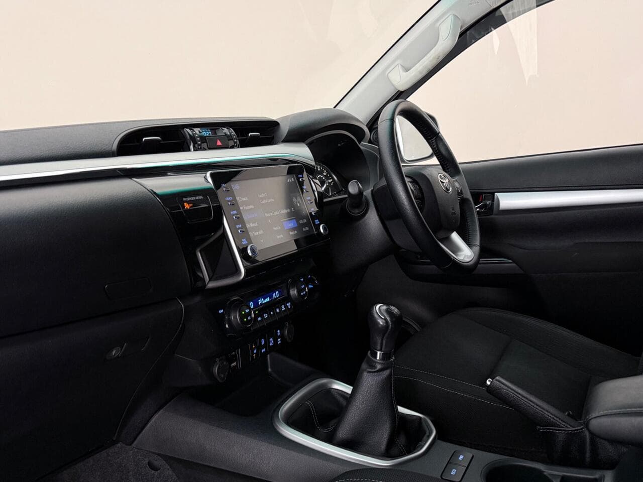 Toyota Hilux thumbnail Interior Front