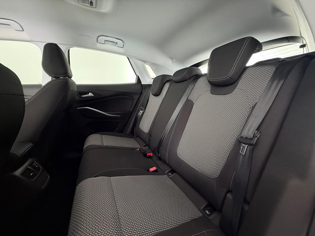 Vauxhall Grandland thumbnail Seats Rear