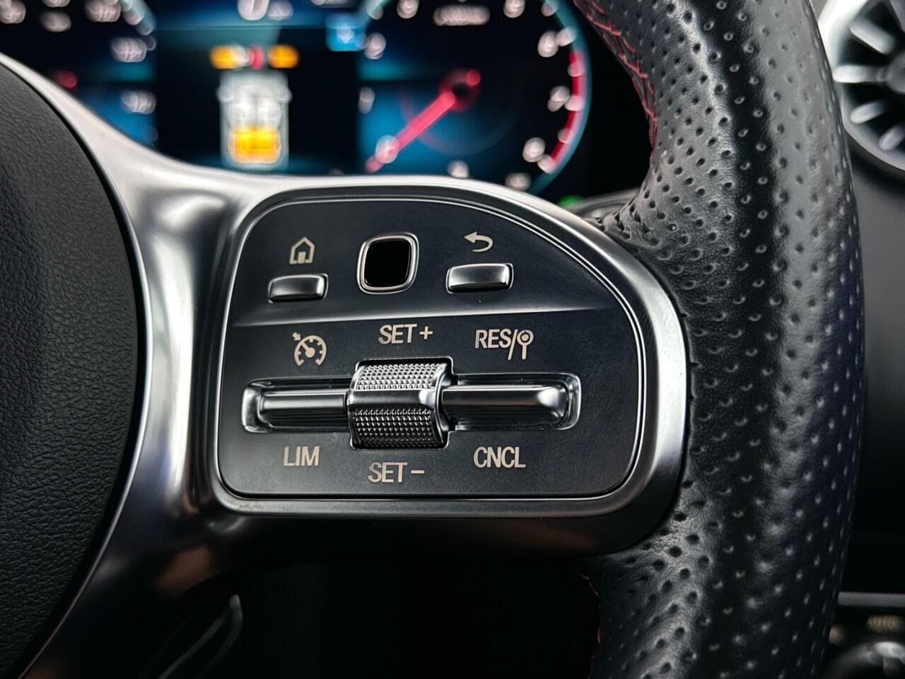 Mercedes-Benz GLA thumbnail Misc Controls
