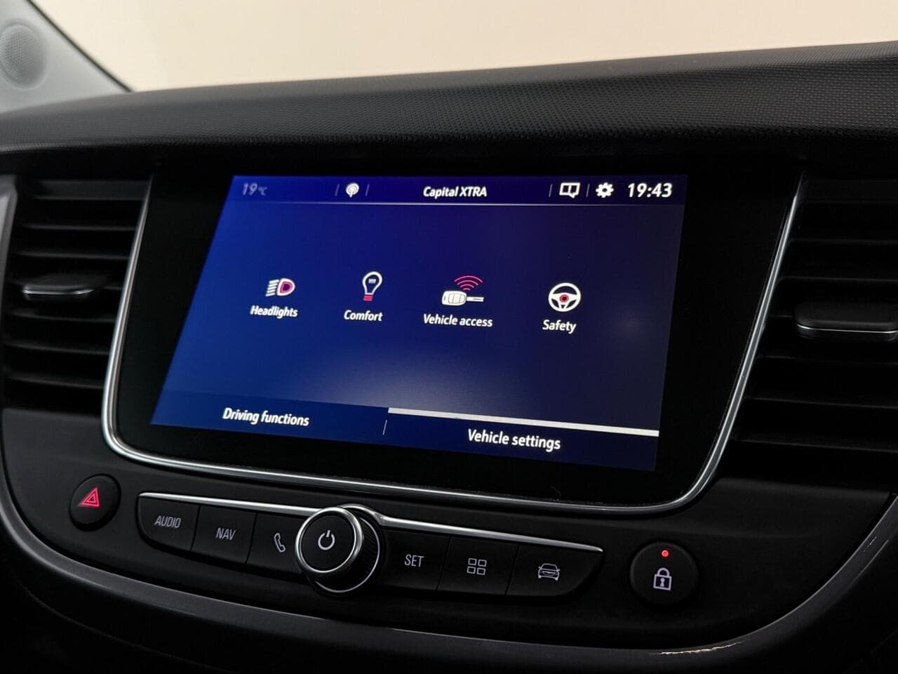 Vauxhall Crossland X thumbnail Infotainment System