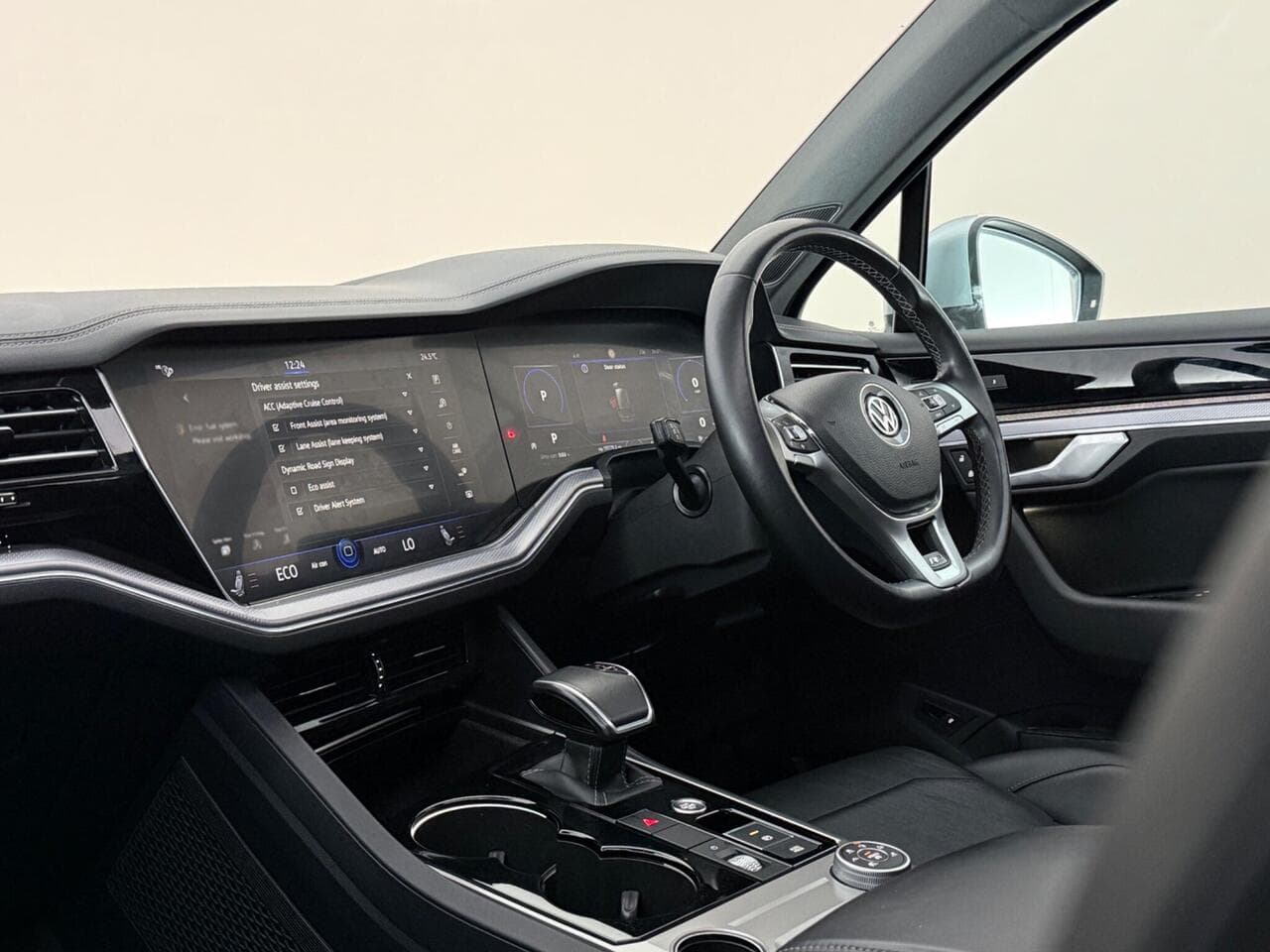 Volkswagen Touareg thumbnail Interior Front