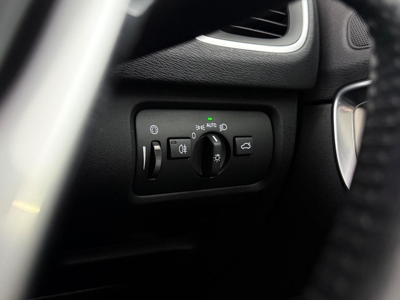 Volvo V40 thumbnail Misc Controls