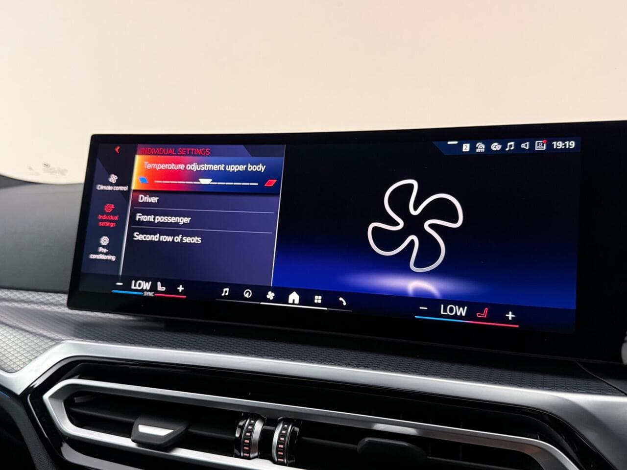 BMW i4 thumbnail Infotainment System