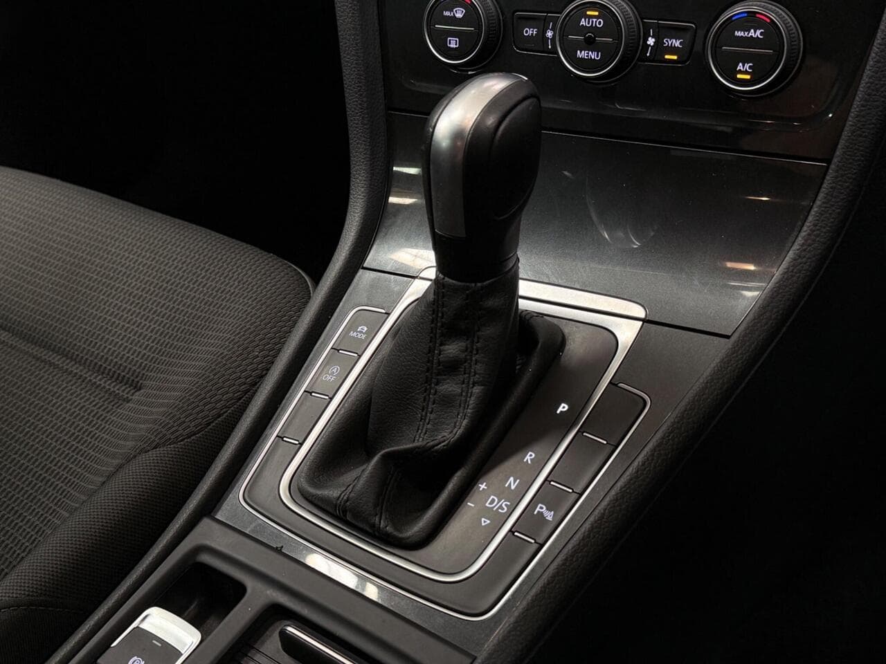 Volkswagen Golf thumbnail Interior Front