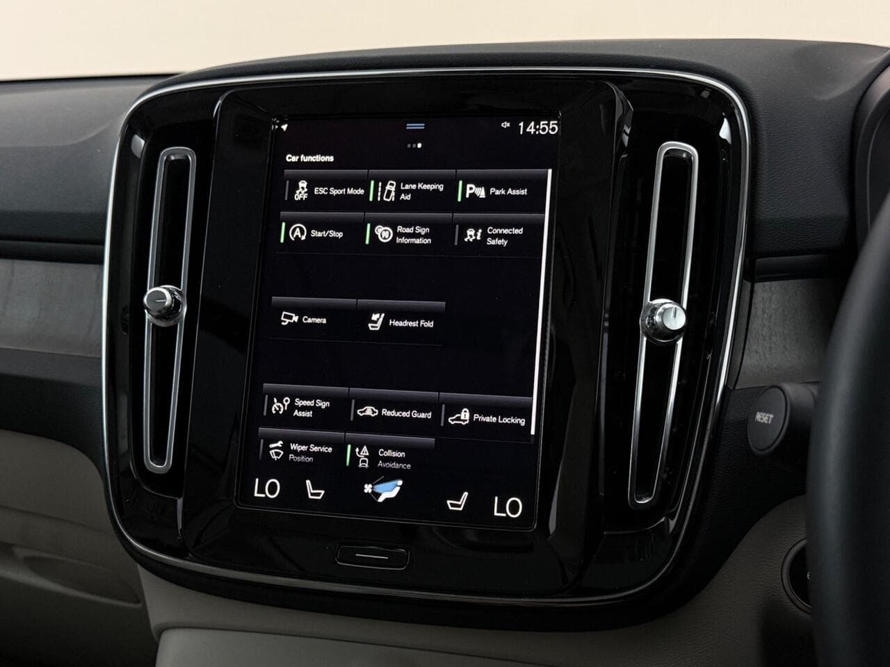 Volvo XC40 thumbnail Infotainment System