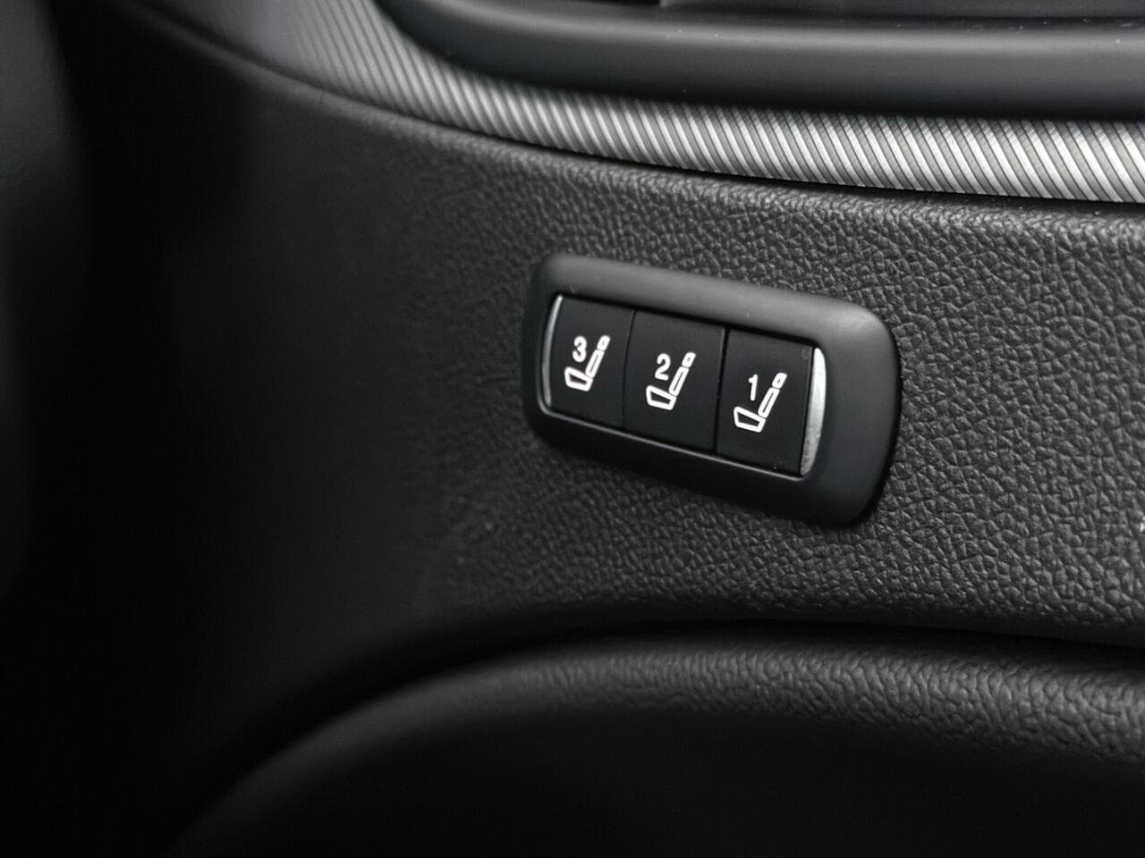 Alfa Romeo Stelvio thumbnail Misc Controls