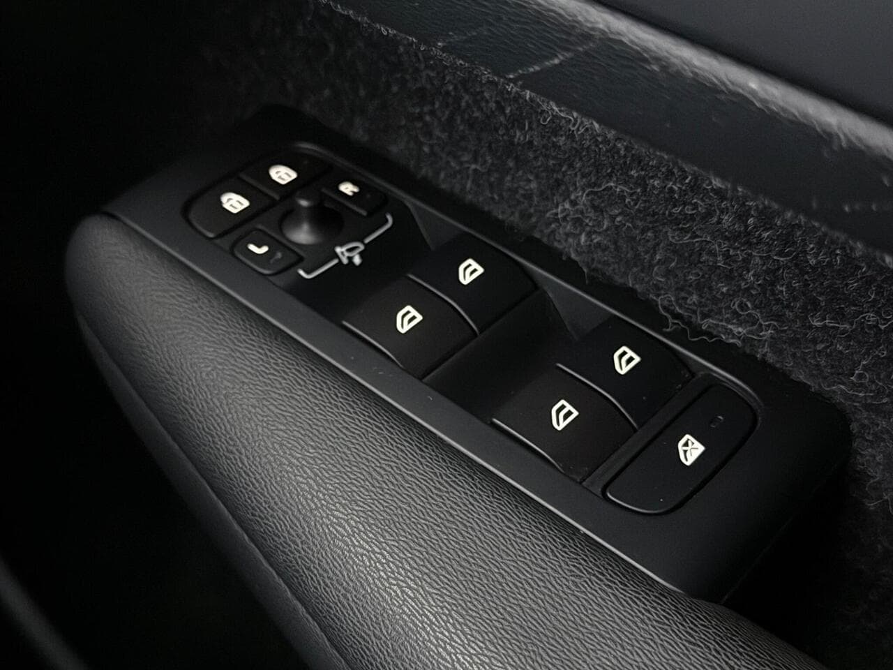 Volvo XC40 thumbnail Misc Controls