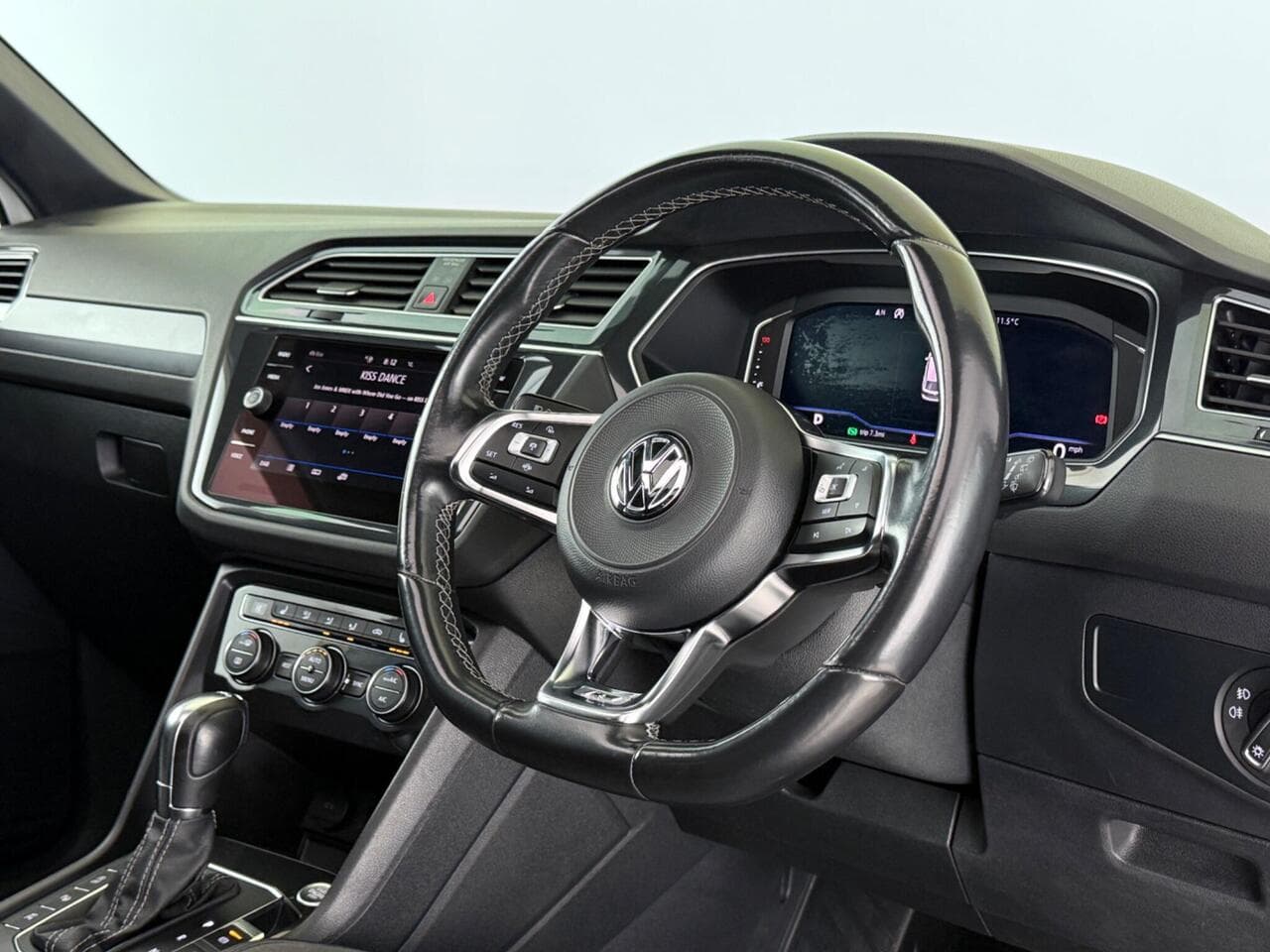 Volkswagen Tiguan thumbnail Steering Wheel