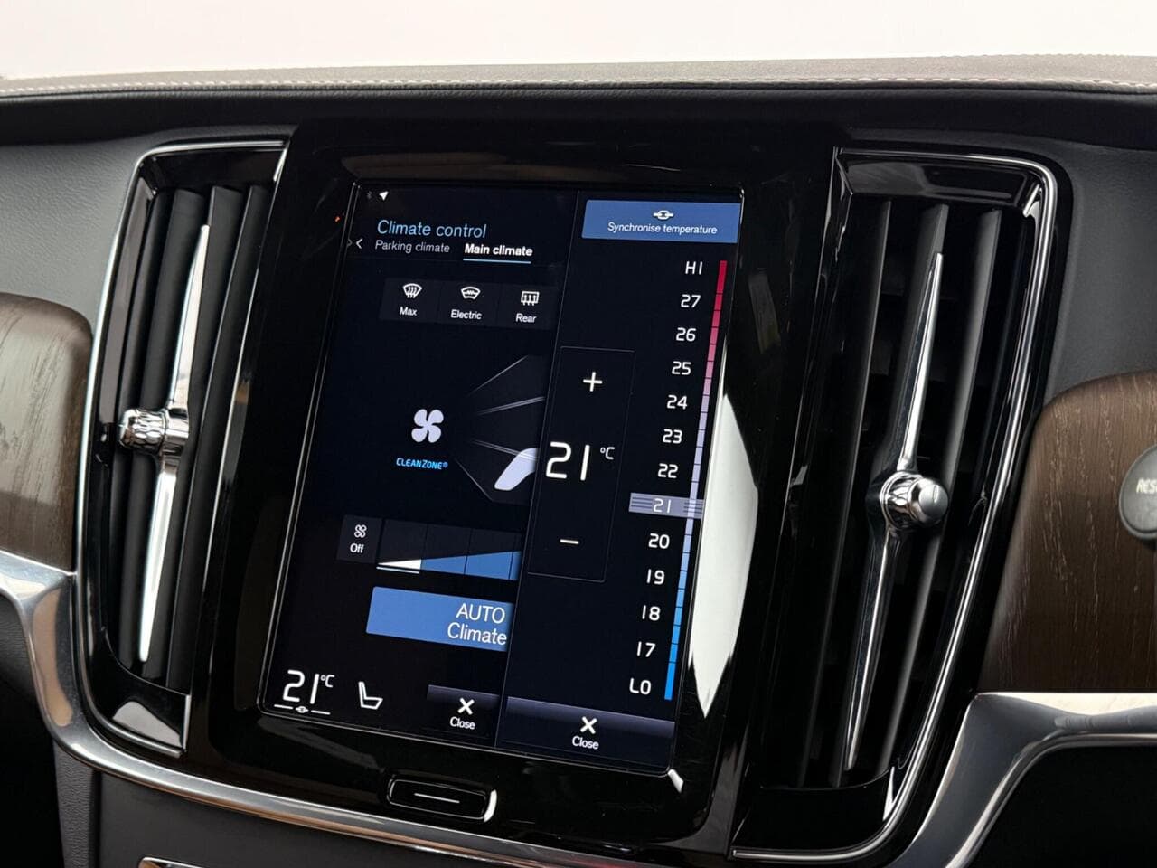 Volvo V90 thumbnail Infotainment System