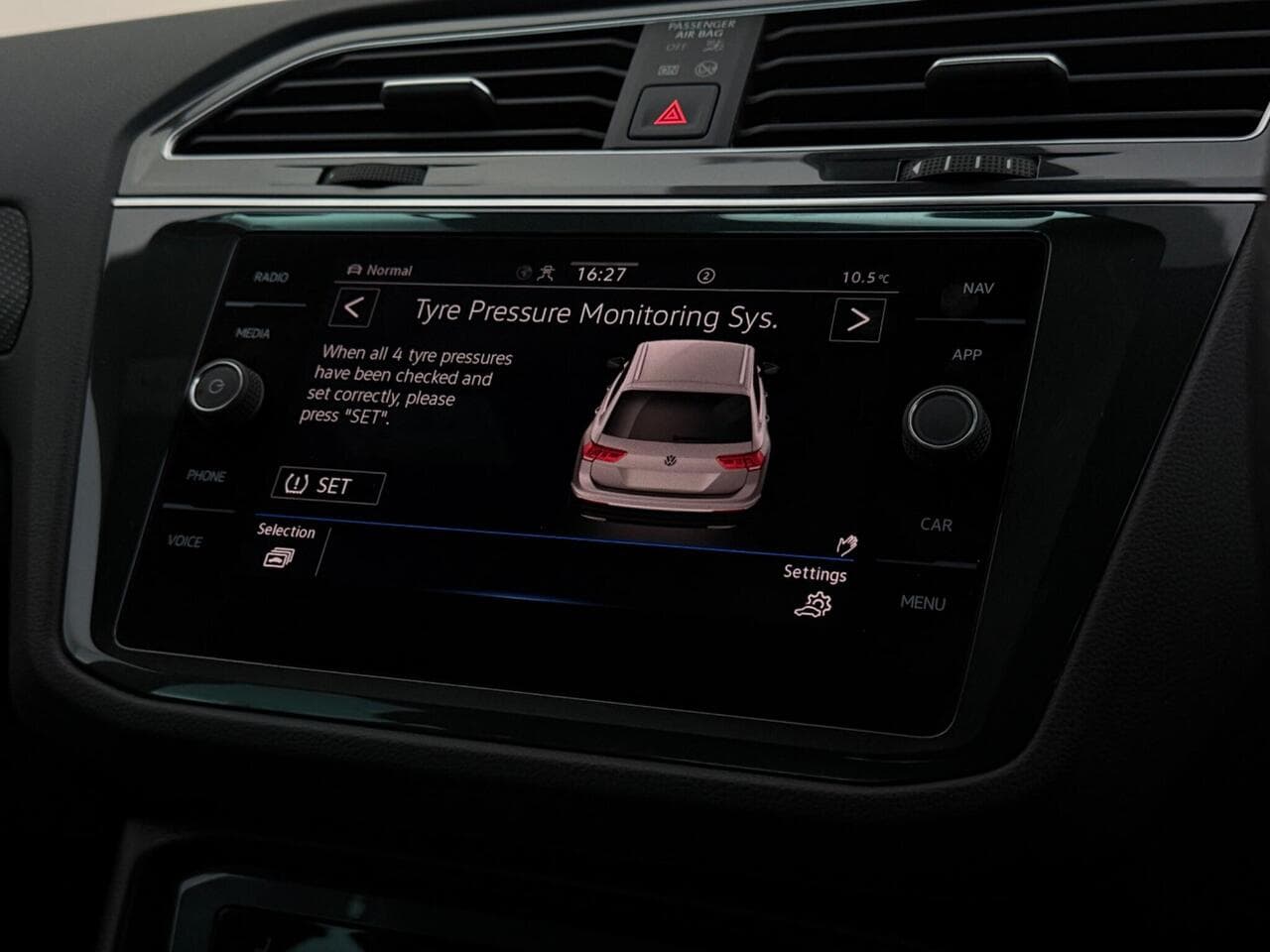 Volkswagen Tiguan thumbnail Infotainment System