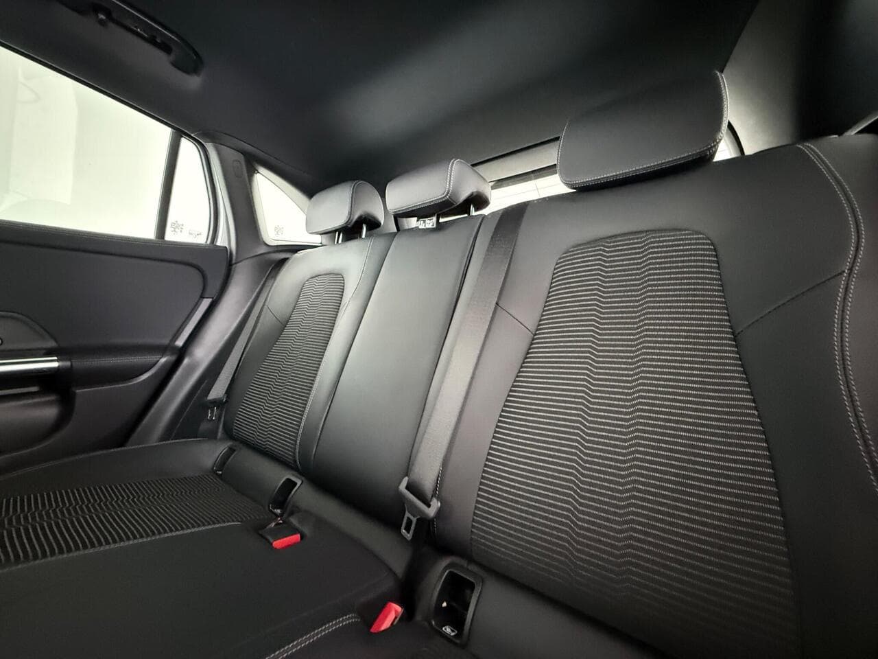 Mercedes-Benz GLA thumbnail Seats Rear