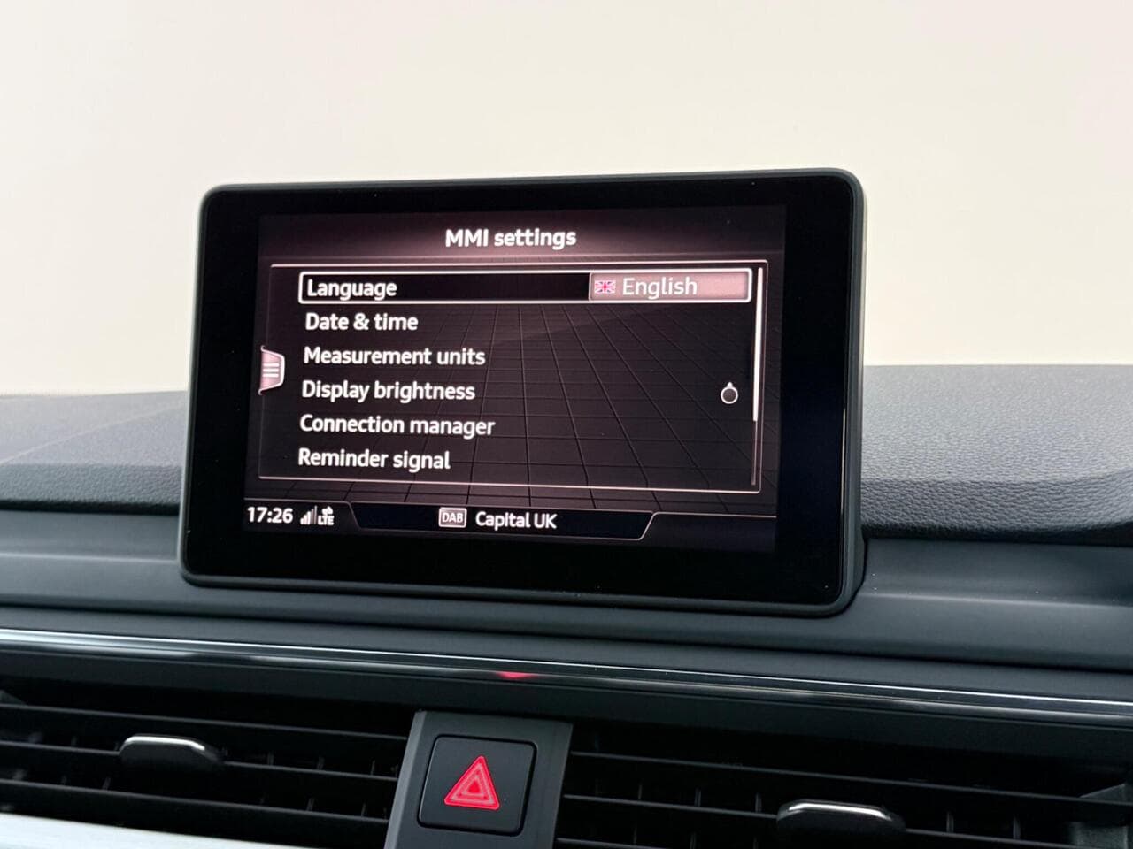 Audi A4 Avant thumbnail Infotainment System