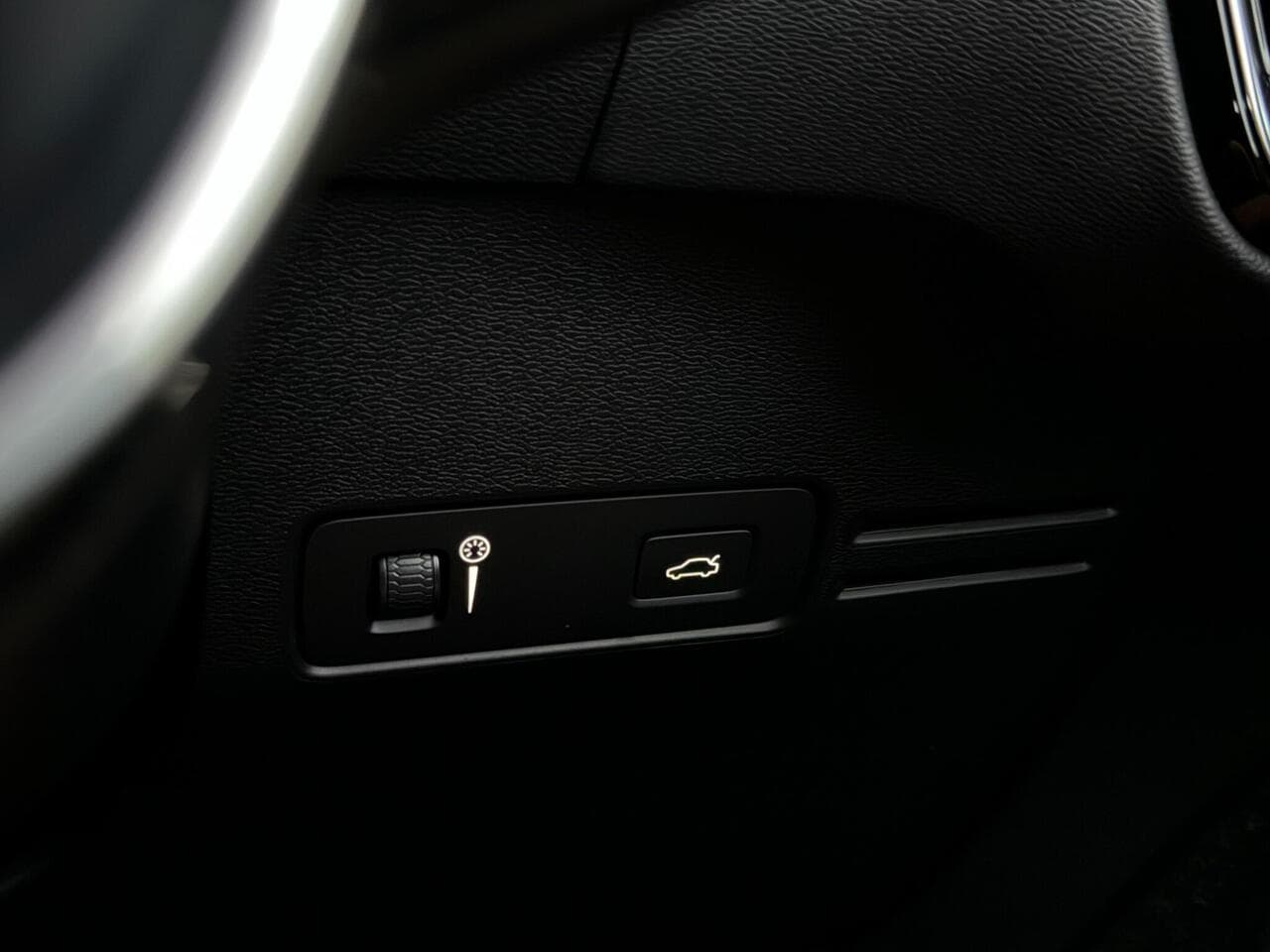 Volvo XC40 thumbnail Misc Controls