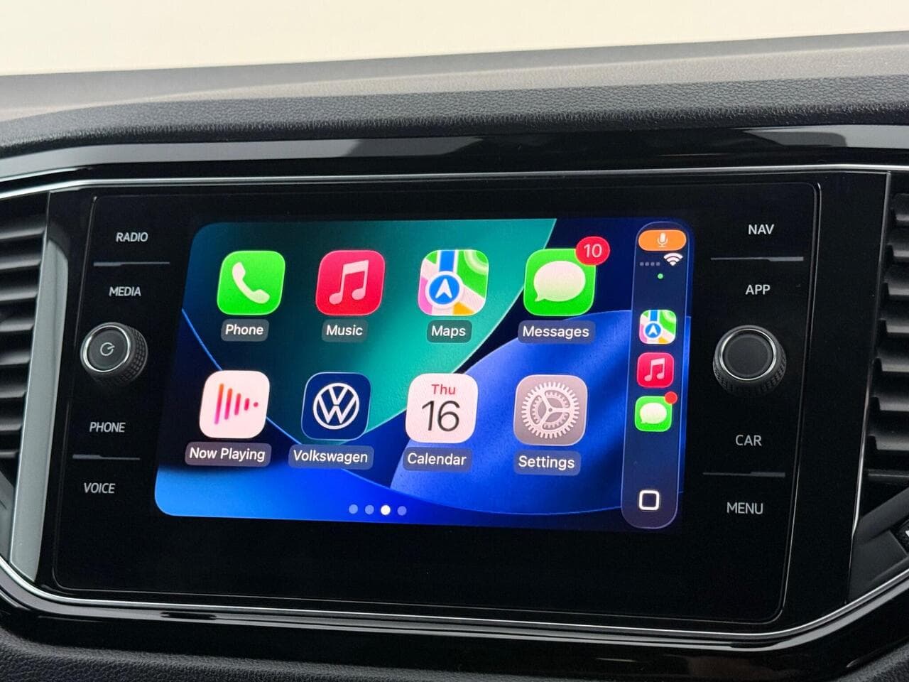 Volkswagen T-Roc thumbnail Infotainment System