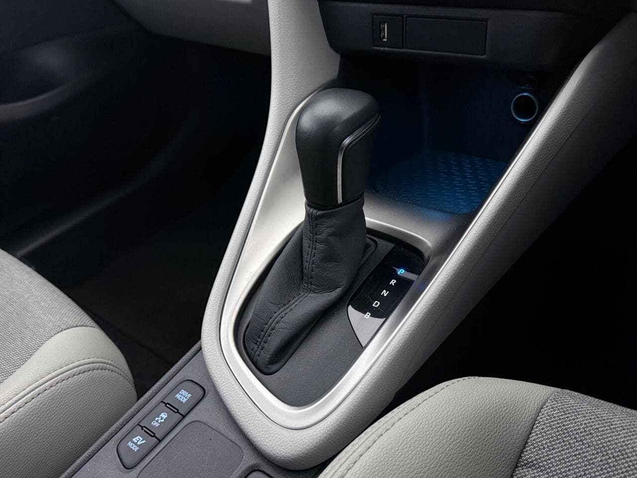 Toyota Yaris thumbnail Interior Front