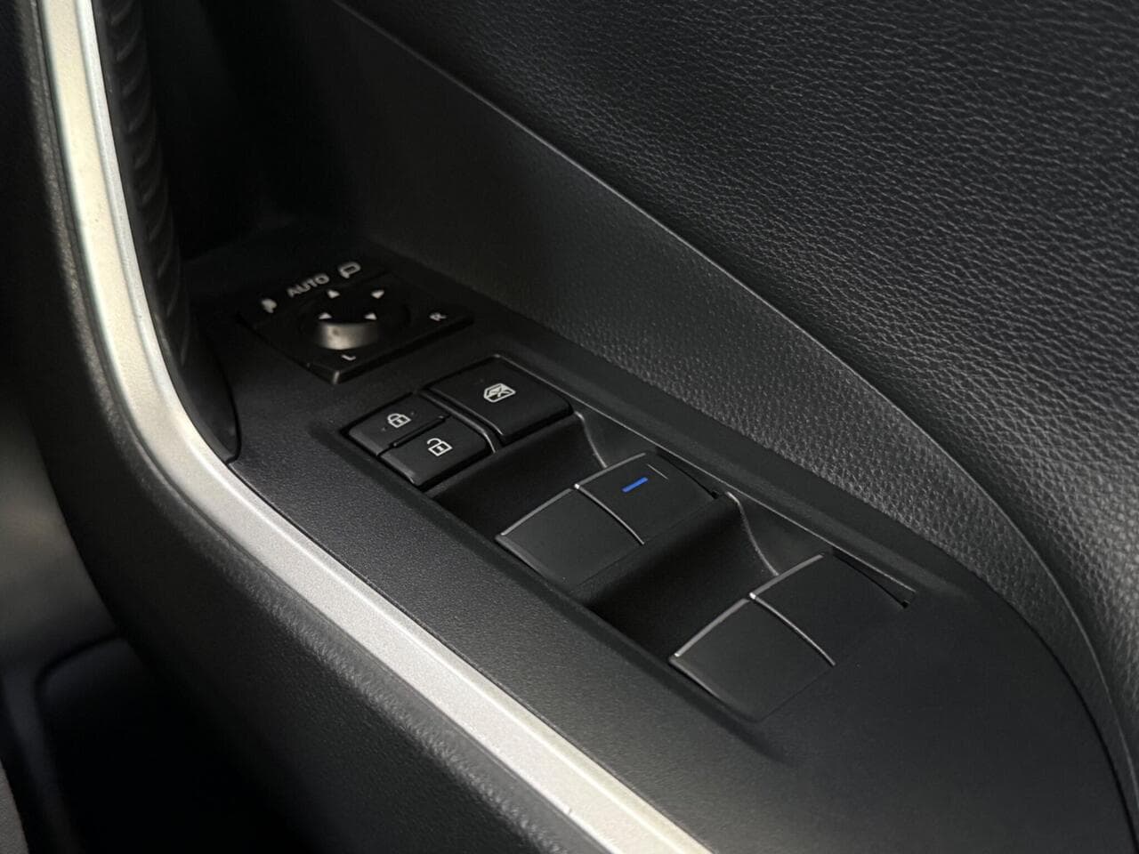 Toyota RAV4 thumbnail Misc Controls
