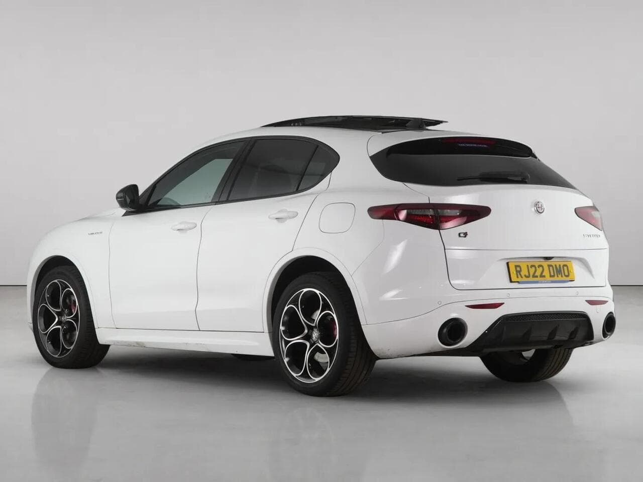 Alfa Romeo Stelvio thumbnail Rear Left