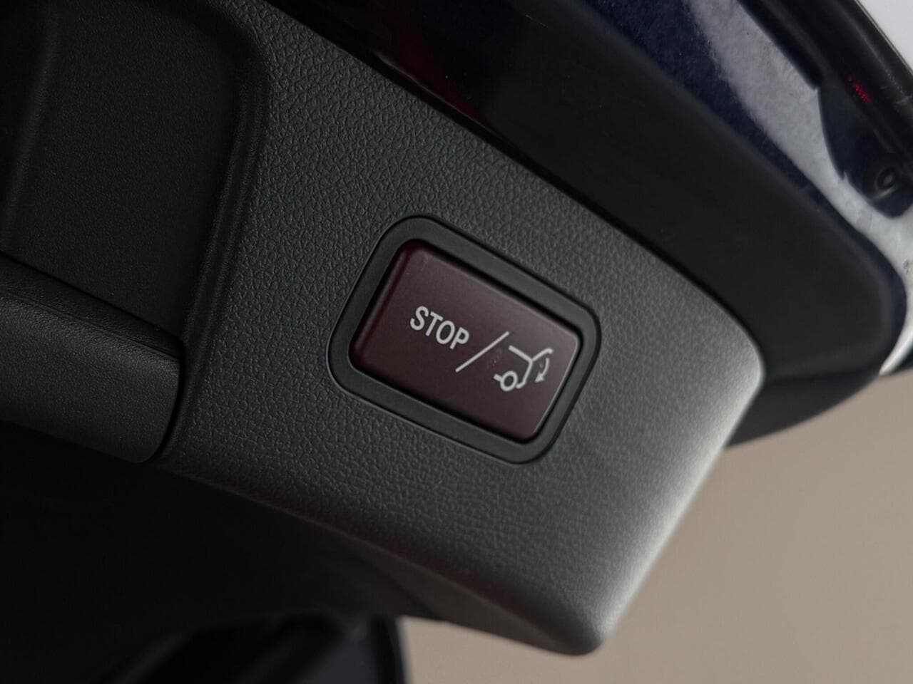Mercedes-Benz GLA thumbnail Misc Controls