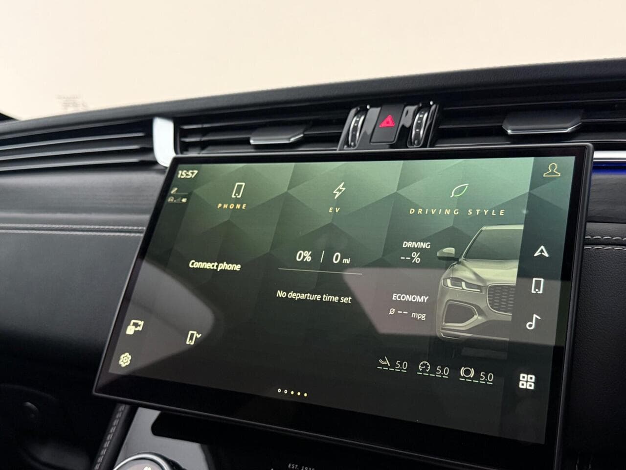 Jaguar F-PACE thumbnail Infotainment System