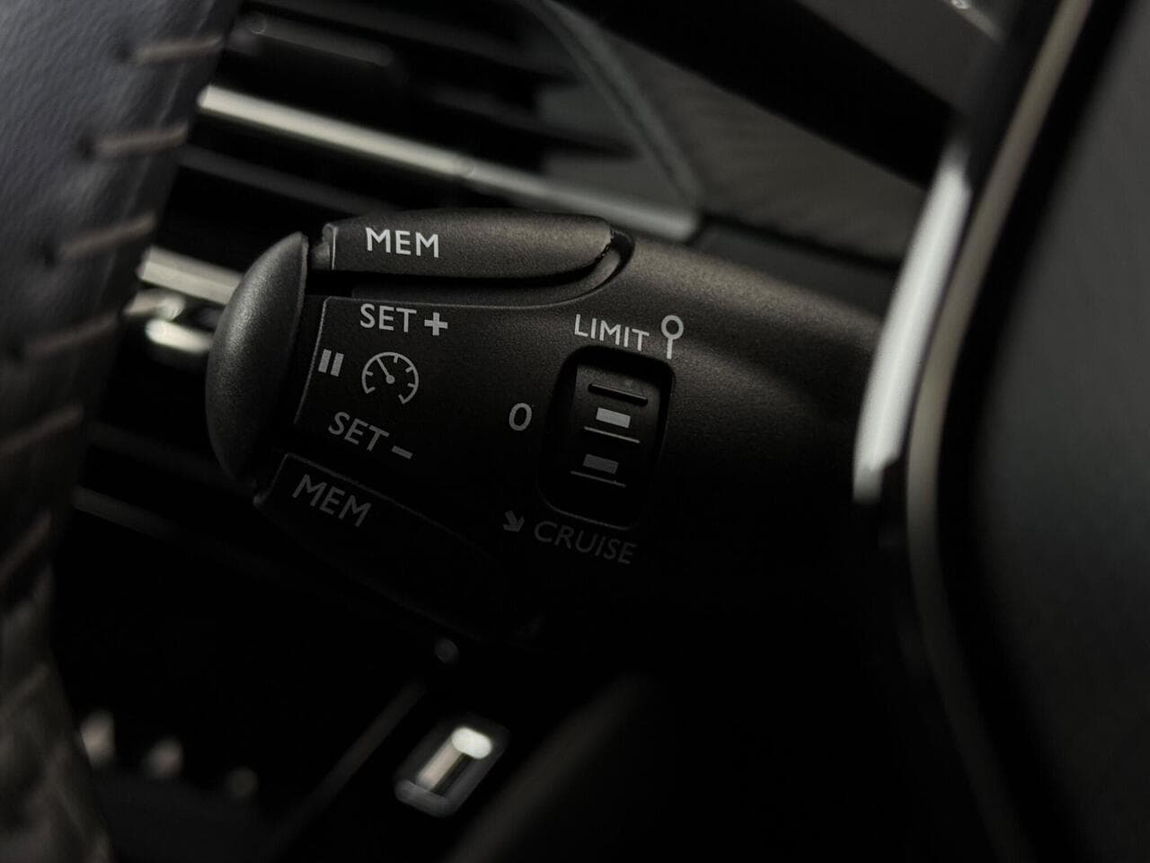 Peugeot 208 thumbnail Misc Controls