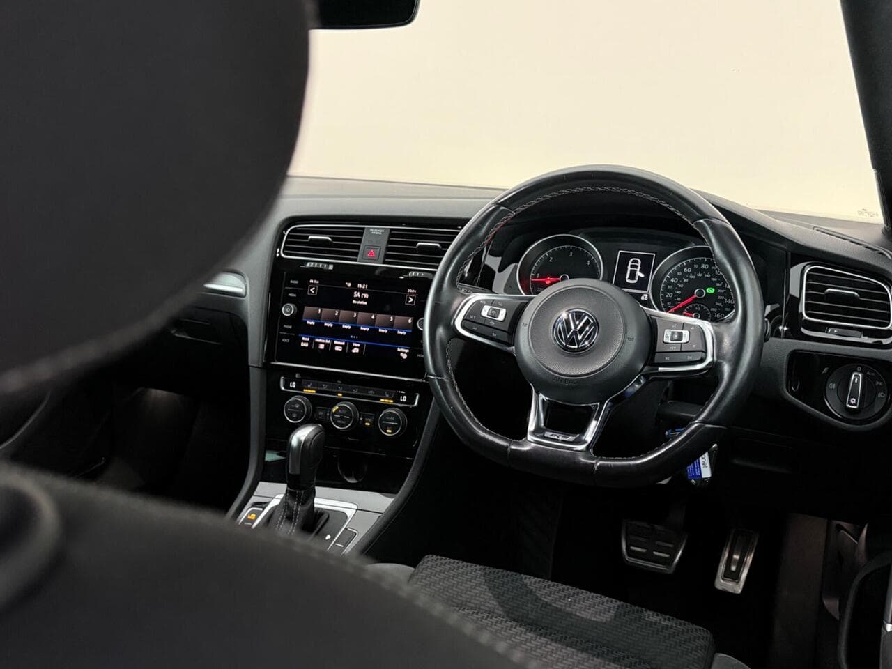 Volkswagen Golf thumbnail Interior Front