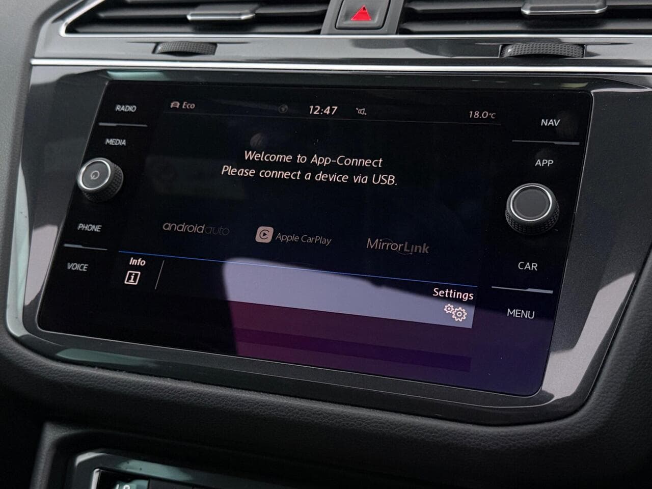 Volkswagen Tiguan thumbnail Infotainment System