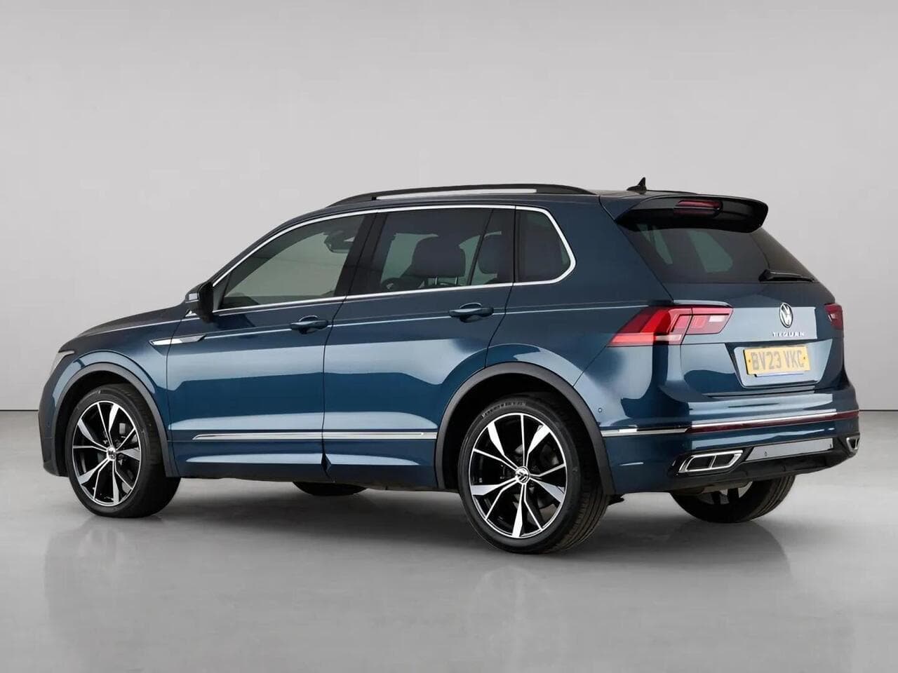 Volkswagen Tiguan thumbnail Side Left