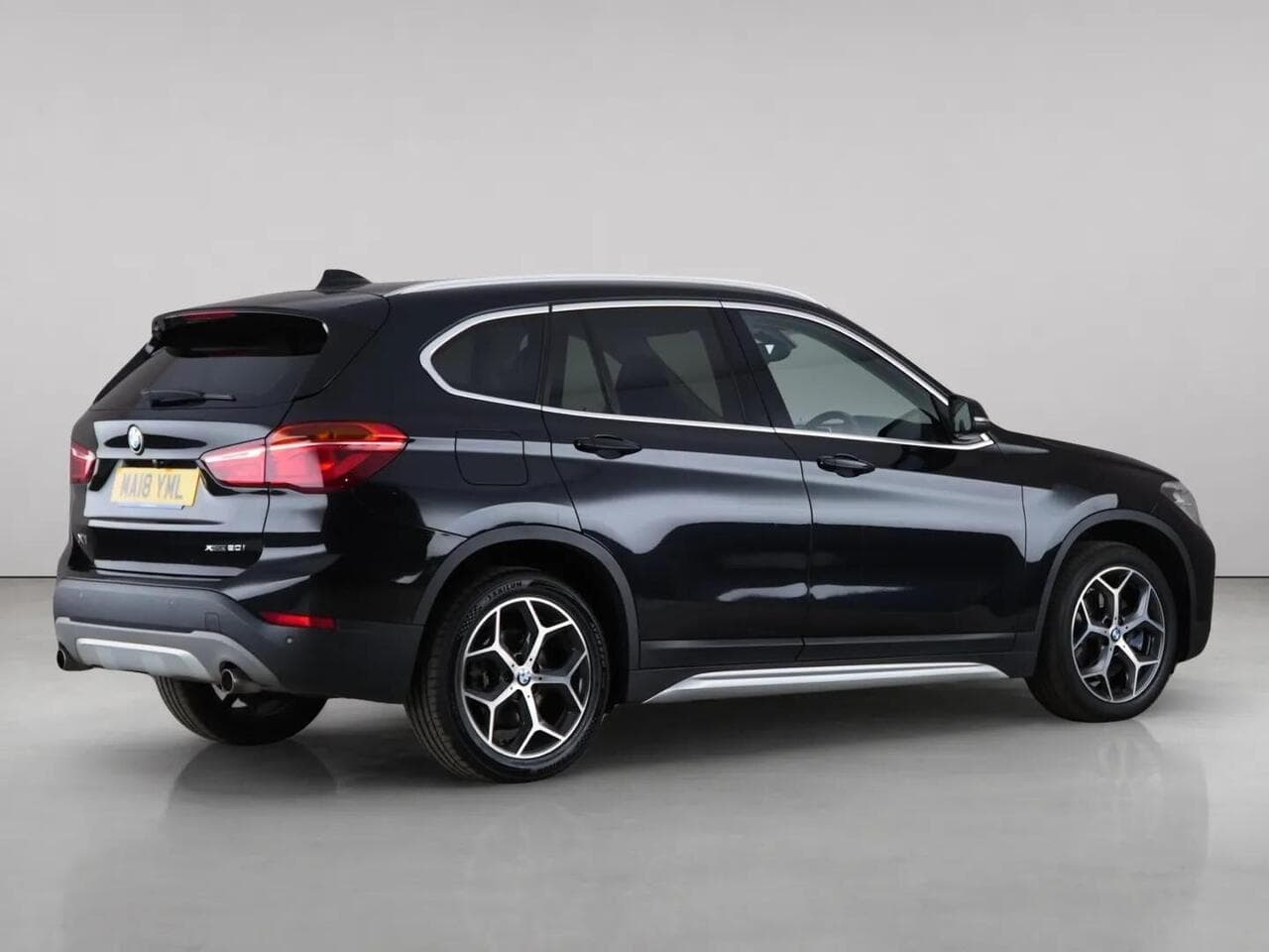 BMW X1 thumbnail Side Right