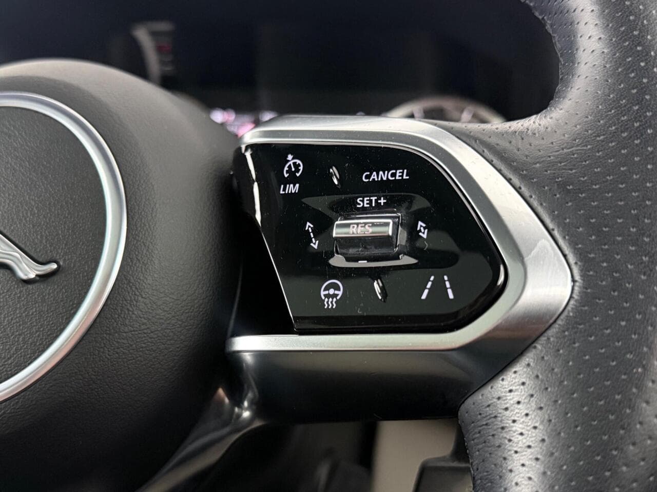 Jaguar F-PACE thumbnail Misc Controls